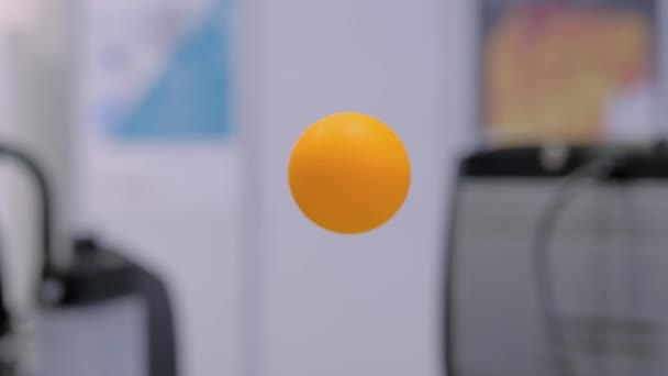 과학 박물관에 있는 공기의 흐름 속에서 균형을 이루고 있는 퐁 공이 닫히고 있는 모습 — 비디오