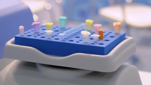 Shaker talerzowy do mieszania próbek biologicznych w fiolkach w fabryce, wystawa — Wideo stockowe