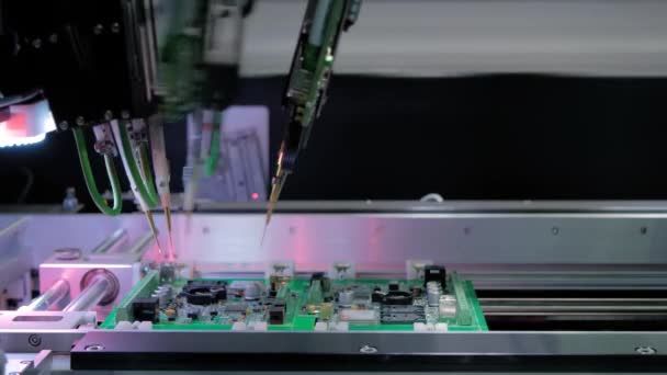 Prueba de sonda voladora en fábrica: prueba de calidad de placas de circuitos impresos — Vídeo de stock