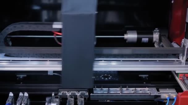 Máquina automática SMD pick and place de montaje de placa de circuito informático — Vídeo de stock