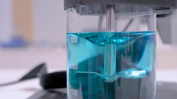 Agitateur numérique pour mélanger le liquide - équipement de laboratoire : gros plan