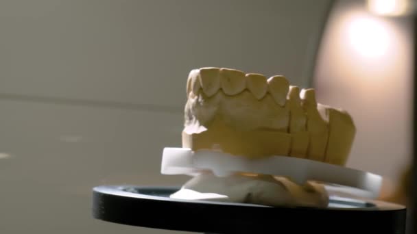 Visão de perto: scanner dentário 3D para digitalização e medição de modelos de gesso dental — Vídeo de Stock
