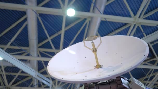 White rotating satellite dish antenna using to receive or transmit information — Stock Video