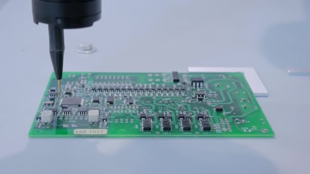 Automatic manipulator with dispenser needle during work with SMT pcb - close up — Stock Video