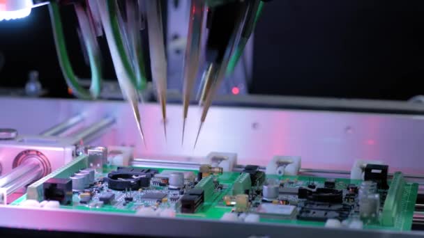 Prueba de sonda voladora en fábrica: prueba de calidad de placas de circuitos impresos — Vídeo de stock