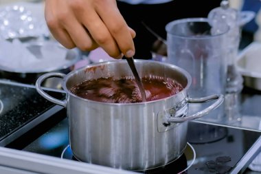 Lezzetli taze meyvelerle komposto hazırlama işlemi