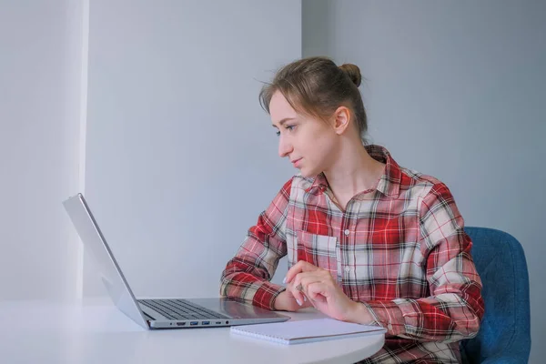 Mulher usando laptop, tendo videochamada online, fazendo anotações, conversando em casa — Fotografia de Stock