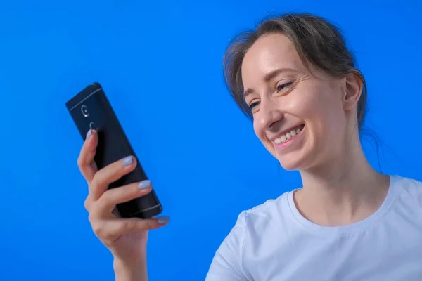 Femme souriante et utilisant un smartphone, ayant un chat vidéo, une interview, une consultation — Photo