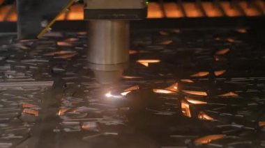 Lazer kesme makinesi, kıvılcımlı metal levha ile çalışıyor. Kapat.