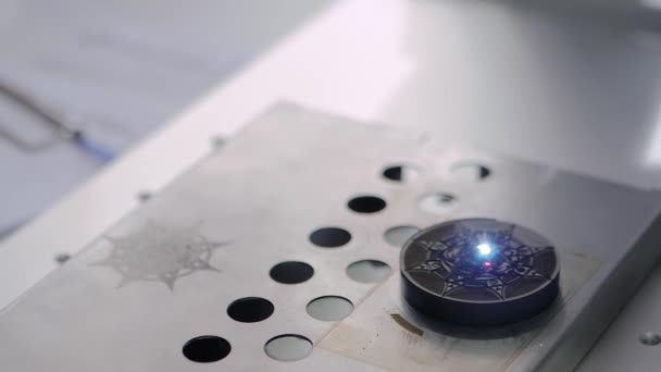 Laser oyma makinesi dairesel plastik iş parçasında yıldızın yanma işareti — Stok video