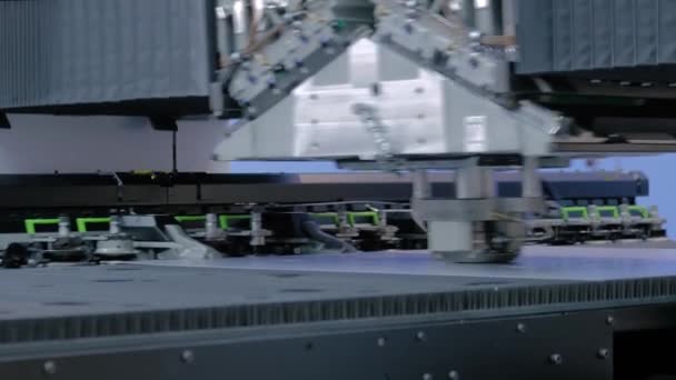 Machine automatique de poinçonnage et de cisaillement travaillant avec de la tôle à l'usine — Video