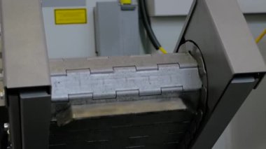 Fabrikada çipleri, cüceleri, atıkları ve hurda metalleri kaldırmak için taşıyıcı - kapat