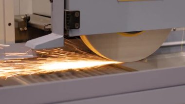 Fabrikada metal levha ile çalışan yüzey öğütme makinesi.