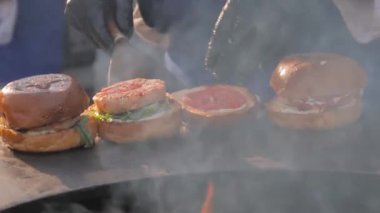 Şef sokak yemekleri festivalinde hamburgerleri siyah Brezilya 'ya hazırlıyor.