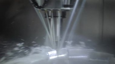 Fabrikada metal işçiliği kesen soğutma sistemi olan bir değirmen makinesi.