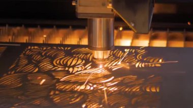 Lazer kesme makinesi, kıvılcımlı metal levha ile çalışıyor. Kapat.