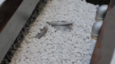 Aşındırıcı taşlarla metal işçilikleri parlatan bir vibratör makinesi.