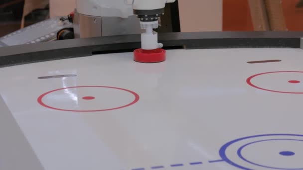 Robotarm manipulator spelen air hockey - close-up bekijken — Stockvideo