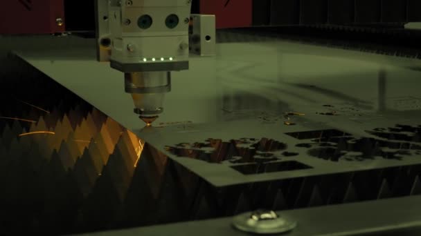 带火花金属片的Cnc自动激光切割机 — 图库视频影像