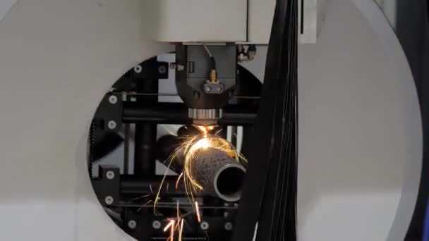 Máquina de corte por láser que trabaja con una pieza de metal cilíndrico con chispas — Vídeos de Stock