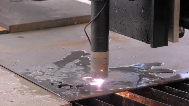 Stroj na řezání plazmy pracující s plechem s jiskrami v továrně — Stock video