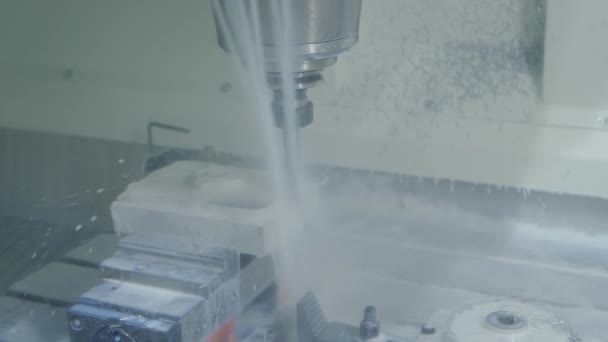Frezarka tokarska z systemem chłodzenia do cięcia elementów metalowych w fabryce — Wideo stockowe