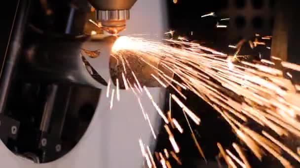 Máquina de corte a laser trabalhando com peça de metal com faíscas na fábrica — Vídeo de Stock
