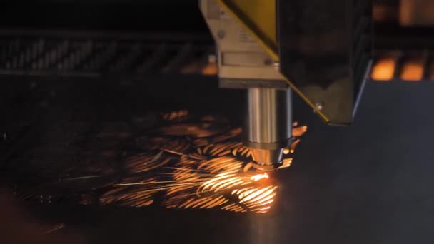 Машина лазерной резки, работающая с листовым металлом с искрами на заводе — стоковое видео