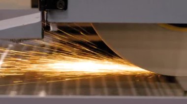 Kapat - yüzey öğütme makinesi fabrikada metal levha ile çalışıyor