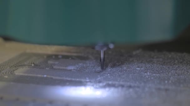 공장에서 금속 세공을 하고 있는 기계를 자동으로 회전시키는 기계 — 비디오