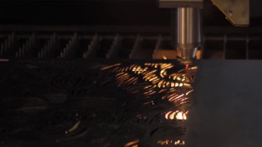 Lazer kesme makinesi kıvılcımlı metal levha ile çalışıyor