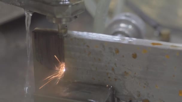 Yakın çekim: fabrikada kıvılcımlarla çalışan tel kesme makinesi — Stok video