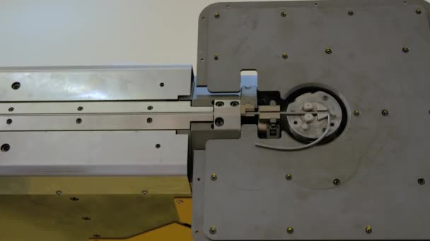 Μηχανή κάμψης καλωδίων που λειτουργεί με μέταλλο στο εργοστάσιο - close up — Αρχείο Βίντεο
