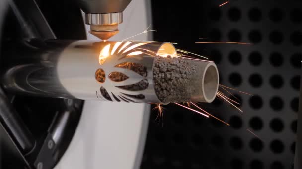Laser skärmaskin arbetar med metall arbetsstycke med gnistor - närbild — Stockvideo