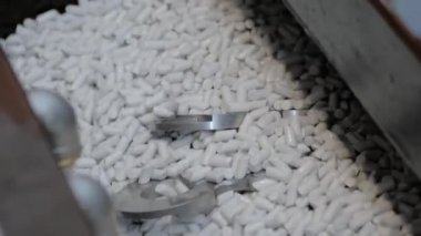 Aşındırıcı taşlarla metal işçilikleri parlatan bir vibratör makinesi.