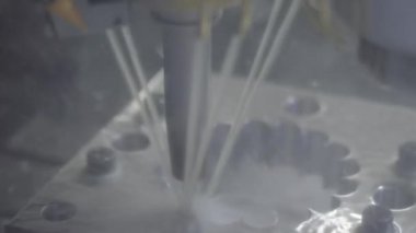 Fabrikada metal işçiliği kesen soğutma sistemi olan bir değirmen makinesi.