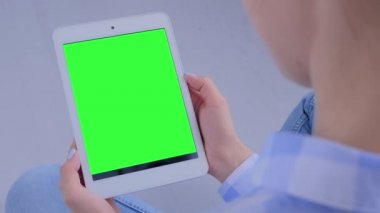 Yeşil ekran kavramı - boş yeşil ekranlı tablet bilgisayar kullanan kadın