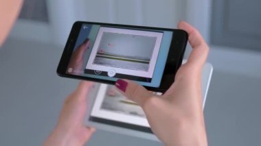 AR uygulamalı akıllı telefon ve tablet kullanan kadın - çağdaş sanat konsepti