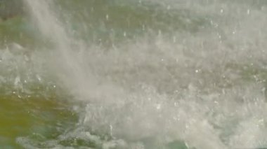 Açık havuzun küçük su fıskiyelerinin yakın görüntüsü - yavaş çekim