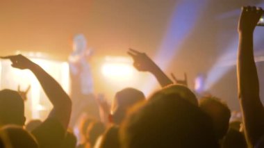 Süper yavaş çekim: insanlar rock konserinde sahnenin önünde parti yapıyorlar.