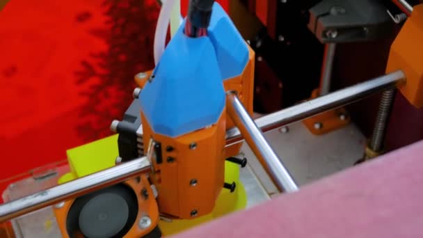 Automatisk tredimensionell 3D-skrivare maskin utskrift plast modell - närbild — Stockvideo
