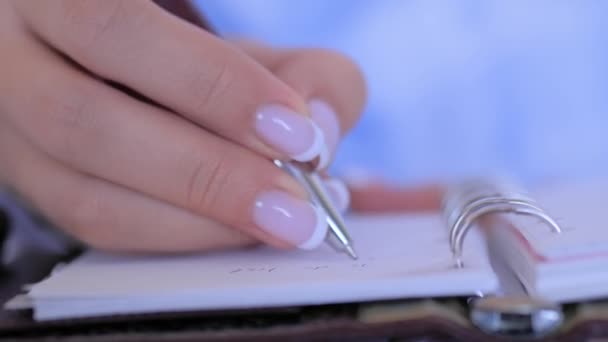 빈티지 공책 주최자에게 펜을 들고 글을 쓰는 여자 — 비디오
