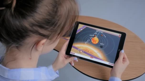 O femeie care folosește tabletă cu aplicația de realitate augmentată - planete 3D ale sistemului solar — Videoclip de stoc