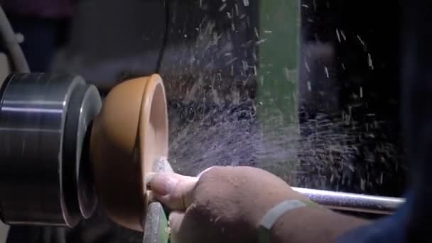 Långsam rörelse: timmerman använder stämjärn för att forma trästycket på svarven - sidovy — Stockvideo