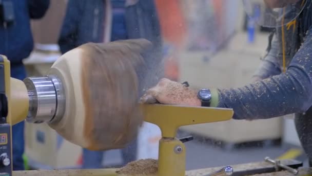 Yakın çekim: marangoz torna üzerinde odun parçasını şekillendirmek için keski kullanıyor: yavaş çekim — Stok video