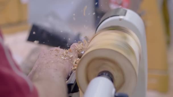 Långsam rörelse: timmerman använder stämjärn för att forma träbit på svarv: närbild — Stockvideo