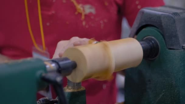 Nahaufnahme: Tischler formt Holzstück mit Meißel auf Drehbank: Zeitlupe — Stockvideo