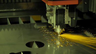 Lazer kesme makinesi sergide kıvılcımlarla metal levha ile çalışıyor