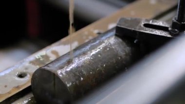 Yavaş çekim: kıvılcımlarla çalışan tel kesme makinesi