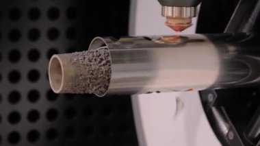 Lazer kesme makinesi fabrikada kıvılcımlarla çalışan metal işçisiyle çalışıyor.